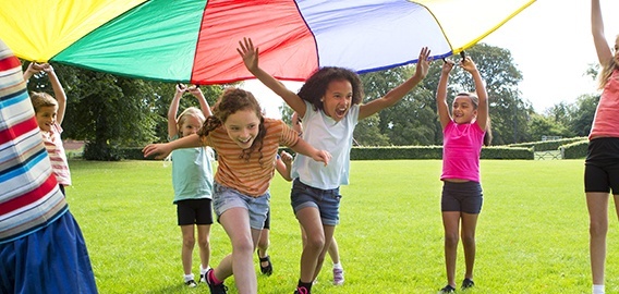 Enfants qui jouent dehors
